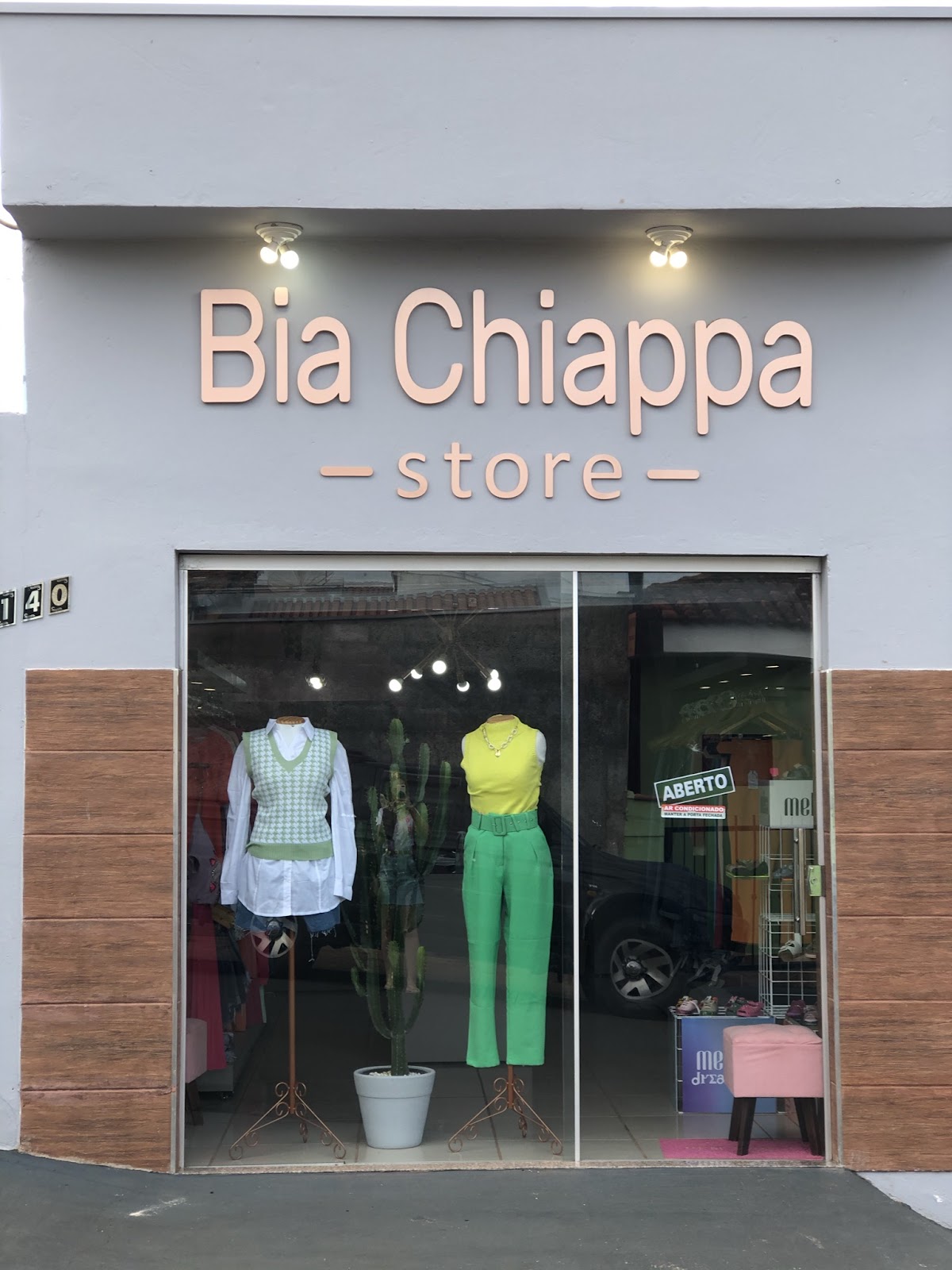 Fachada da Bia Chiappa Store em 2021, com letreiro rosé e vitrine