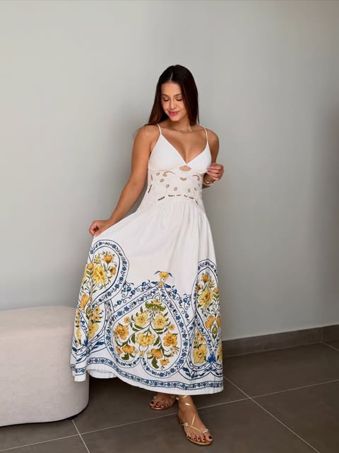 Vestido longo branco com estampa de azulejos amarelos e azuis