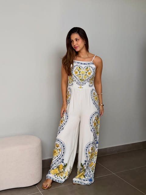 Macacão branco com estampa de azulejo em amarelo e azul