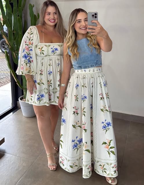 Duas clientes com saia e vestido da estampa Aquaflora, coleção Inverno 26 FARM