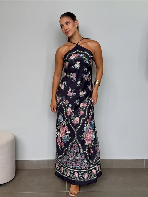 Vestido longo preto com flores bordadas em rosa e verde