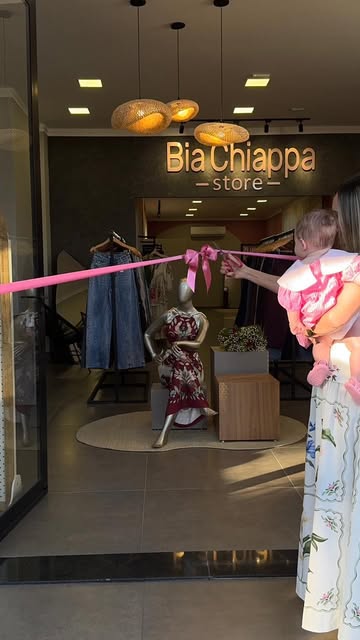 Corte da fita rosa na inauguração da nova Bia Chiappa Store
